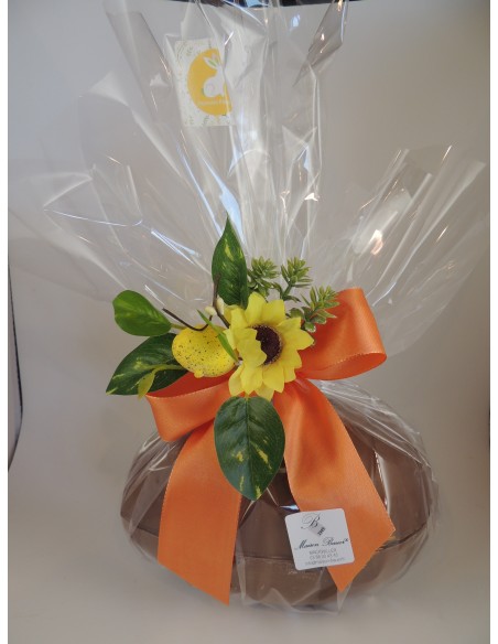 GRAND OEUF  LAIT REF 200 GARNI DE BONBONS DE CHOCOLAT .