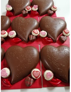 DEMI COEUR FLEURI GM LAIT GARNI PRALINES .